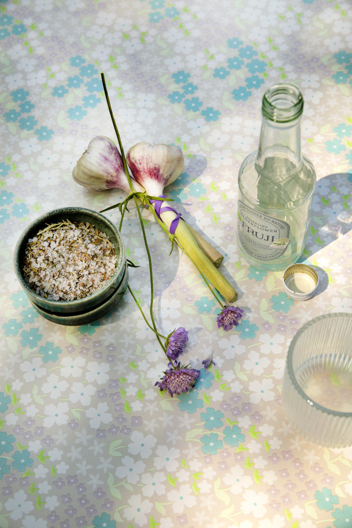 Butterfly Buffet China - Lola voksduk med blomsterflor i pastellfarger