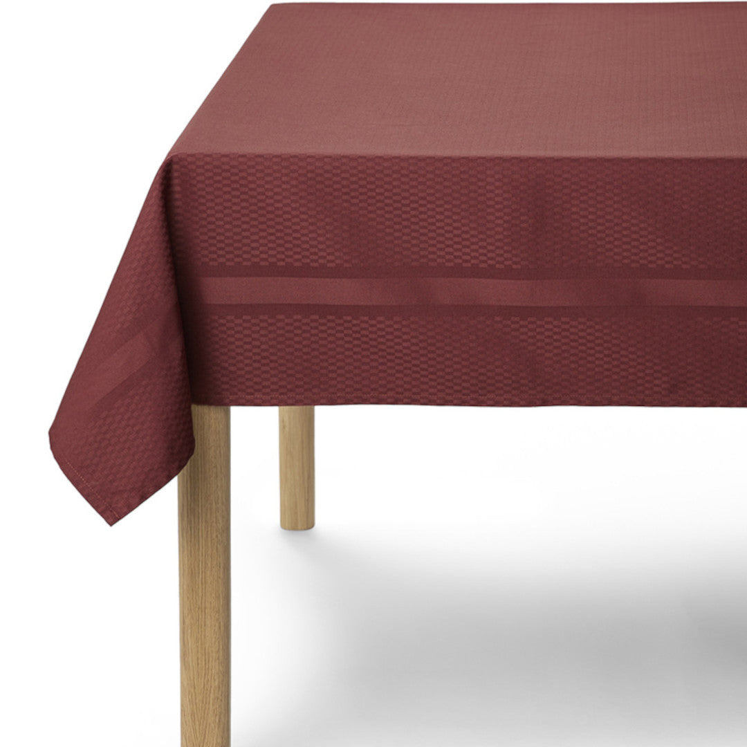 Compliments damaskduk Tile, wine red - 150 x 350 cm miljø