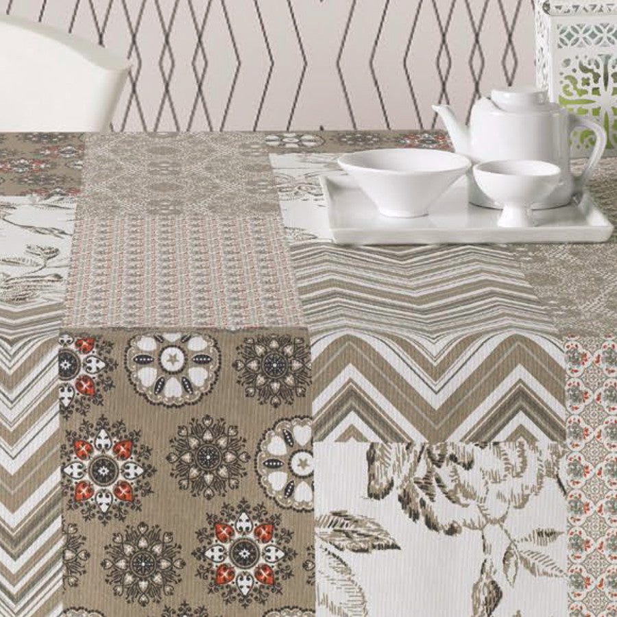 Courbet beige, akrylduk med patchwork ruter, 180 cm bred