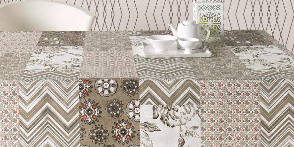 Courbet beige, akryldug med patchwork tern, 160 cm bred