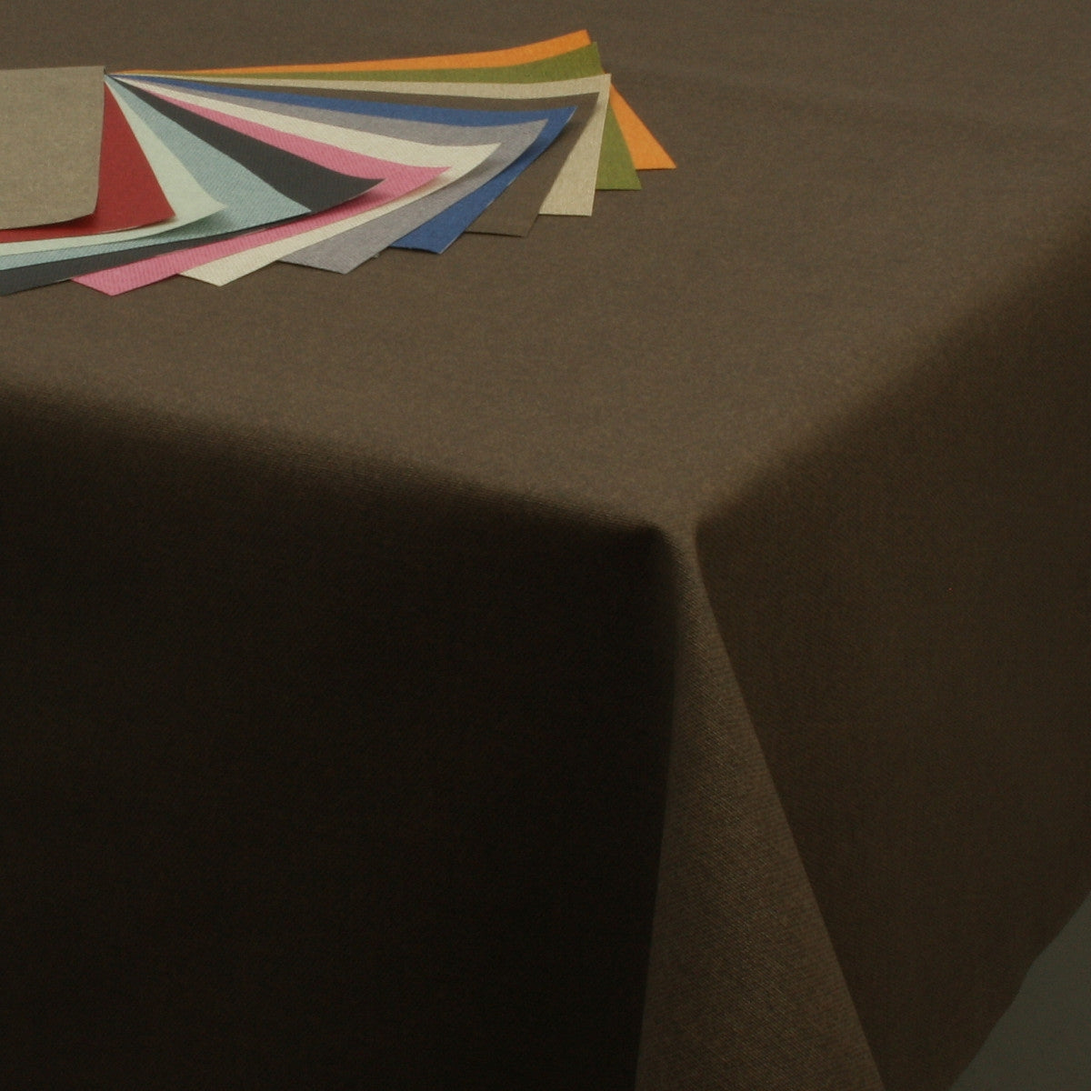 Dali ensfarget akrylduk i sjokolade, 140 cm bred