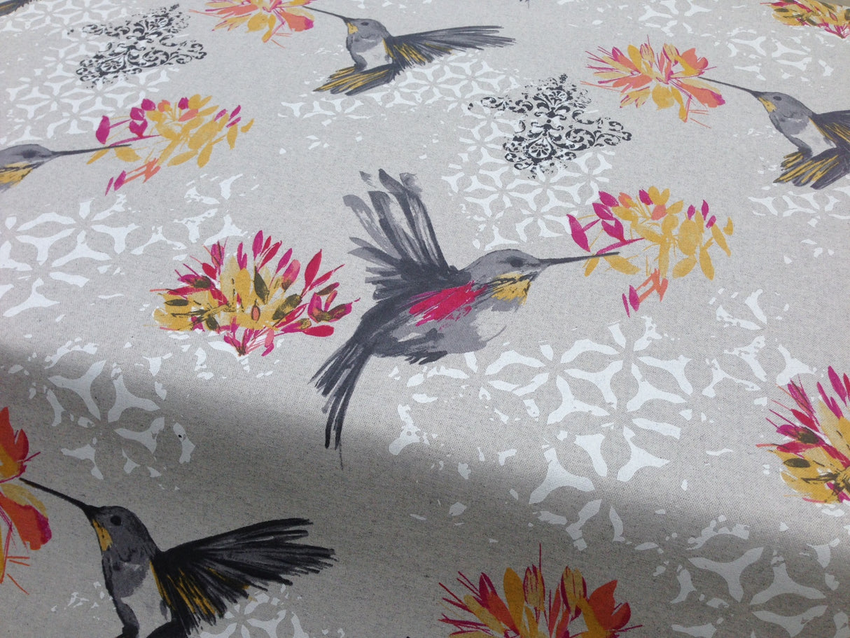 Elvire Grå - Akrylduk med vakre kolibrier – duken har hessianlook - 150 cm bred
