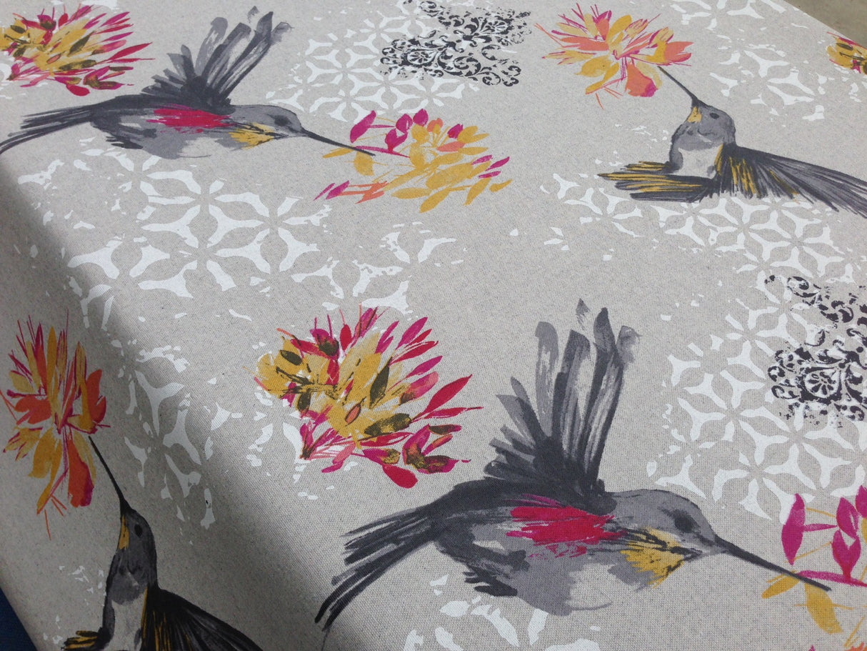 Elvire Grå - Akrylduk med vakre kolibrier – duken har hessianlook - 150 cm bred