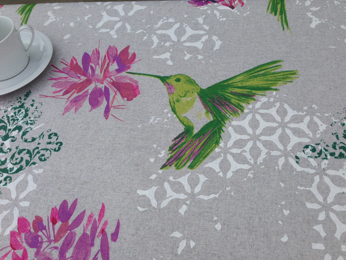 Elvire Grønn - Akrylduk med vakre kolibrier – duken har hessianlook - 150 cm bred