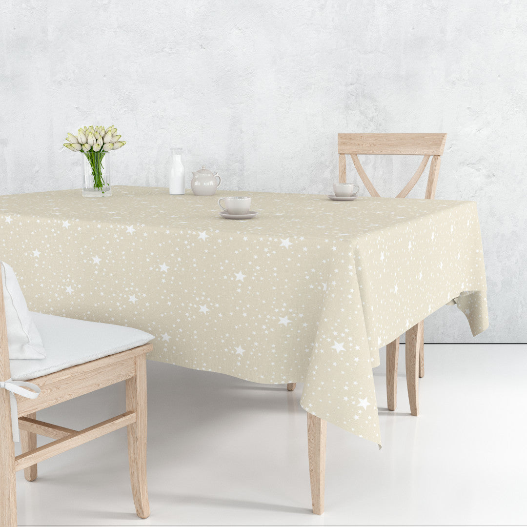 Etoiles Lys Beige julevoksduk på bord med hvite stjerner i stilrent design