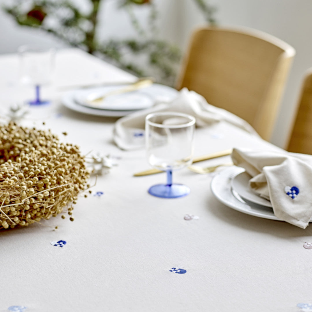 Nærbilde av Södahl Christmas Hearts Embroidery Juleduk Blå