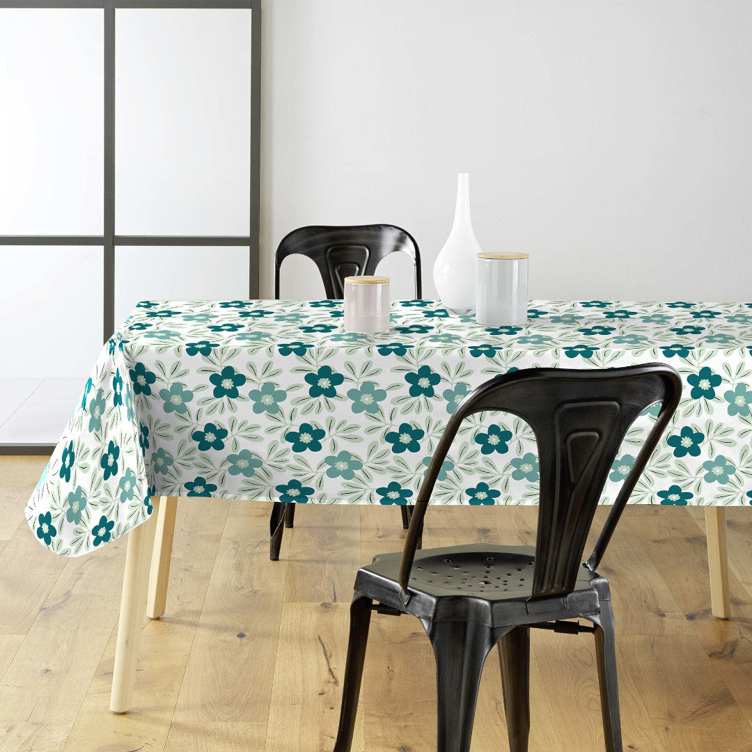 Flory Blue – Elegant voksduk med friske blå blomster, miljø