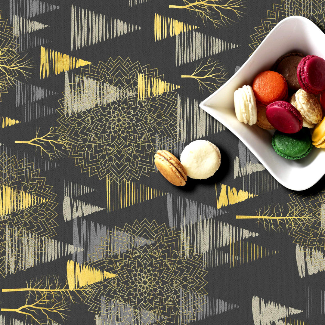 Mørk grå voksduk med gyldne juletrær og trær, tett på