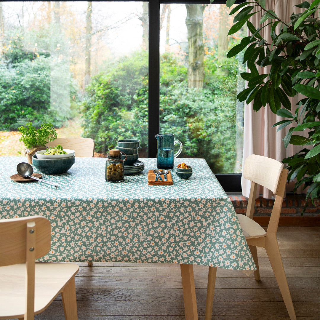 Happy Days Mintwood - 160 cm bred grå voksduk med blomster, miljø