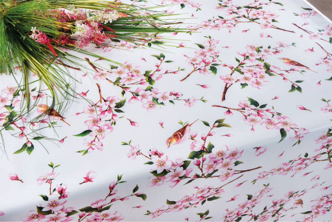 Japansk kirsebær i blomst – hvit voksduk med kirsebærblomster og fugler