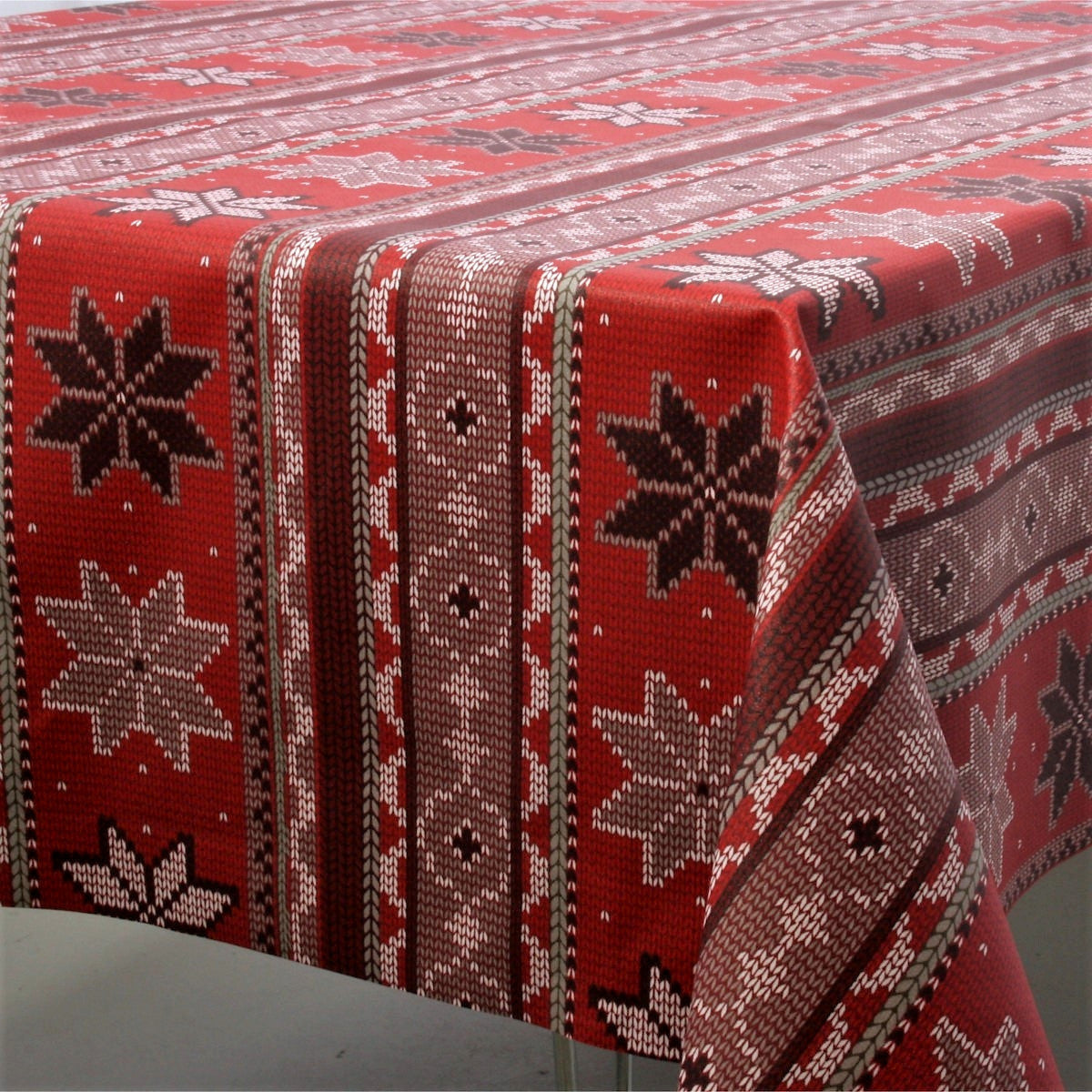 Juleduk Lausanne rød, akrylduk med julemotiv i strikk – 155 cm bred