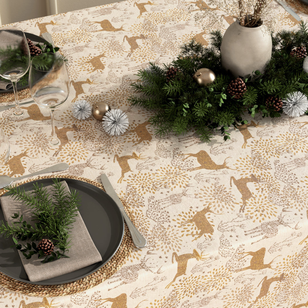 Detalj av Juleduk Golden Reindeers med gyldne reinsdyr på lys naturfarget bunn