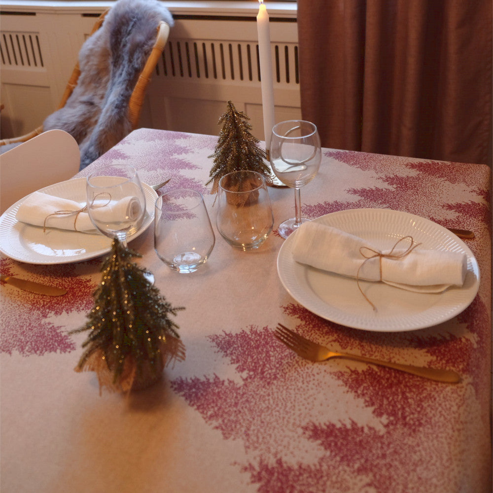 Juleduk Grantrær Rød - Akrylduk med vakkert grafisk landskap