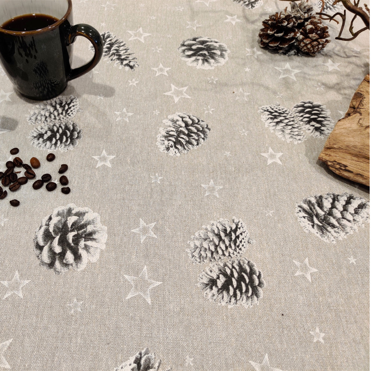 Julekongler og Stjerner – Vakker juleakrylduk med kongler og stjerner