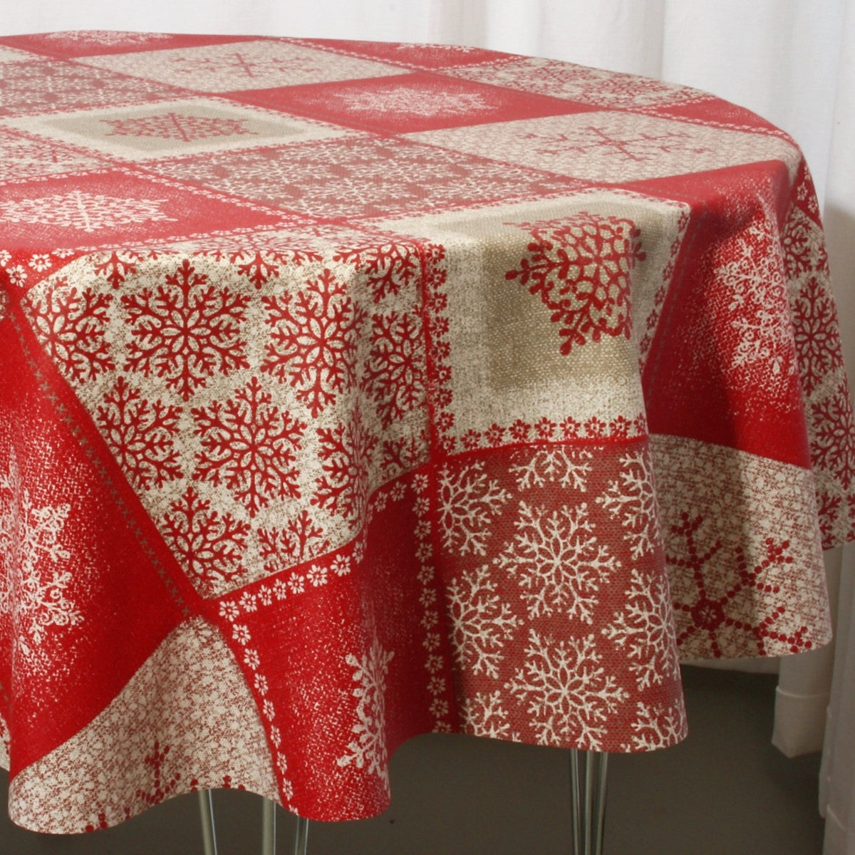 Juleduk Frozen Rød, akrylduk i 90 % bomull / 10 % polyester – 150 cm bred