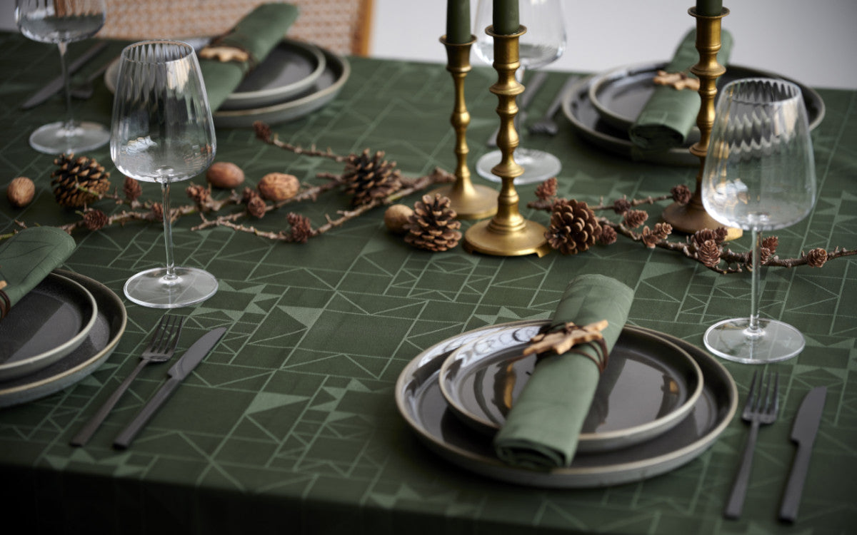 Södahl juleduk Star Damask Forest Green – Akrylduk med bred borddekking