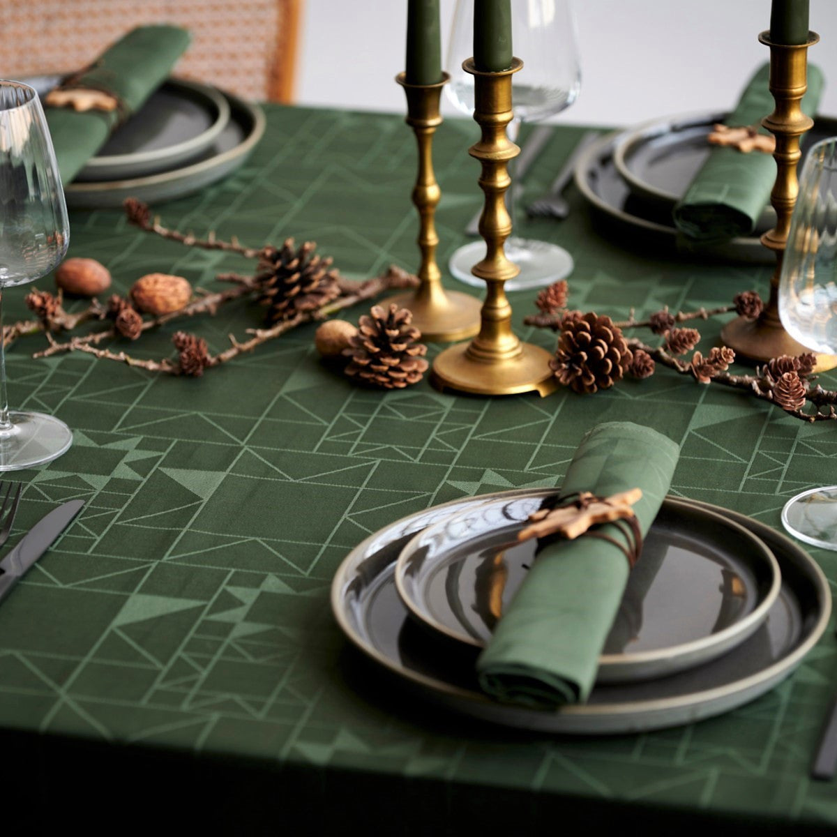 Södahl juleduk Star Damask Forest Green – Damaskvevd akrylduk med borddekking