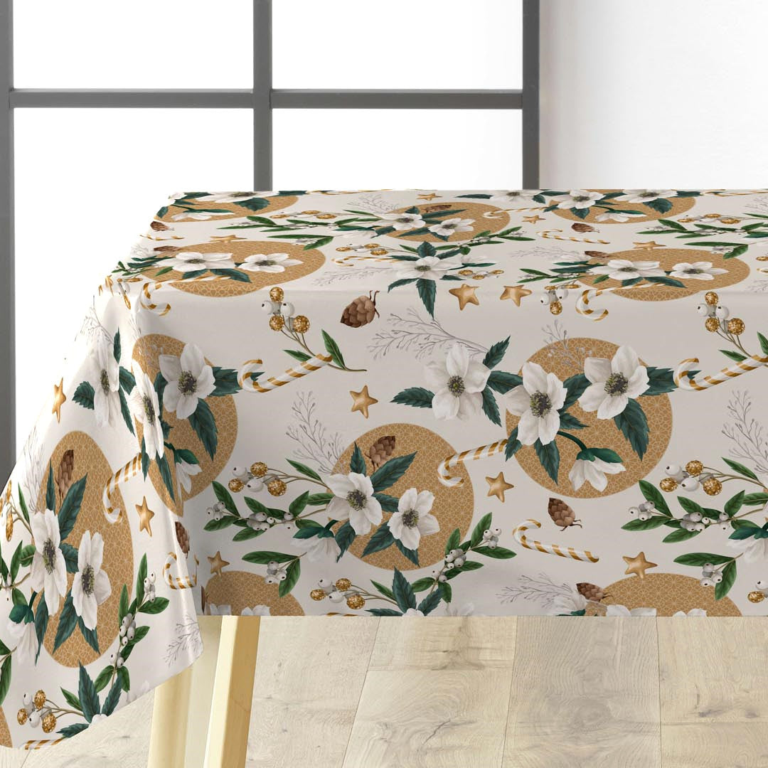 Råhvit julevoksduk med juleroser, kongler og gullmønster på bord