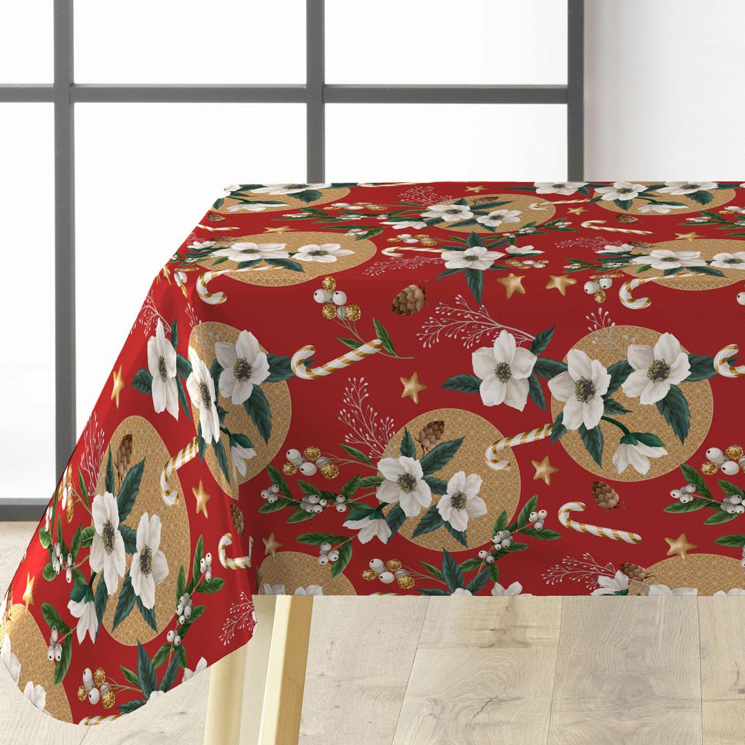 Rød julevoksduk med hvite juleroser og gullmønster på bord