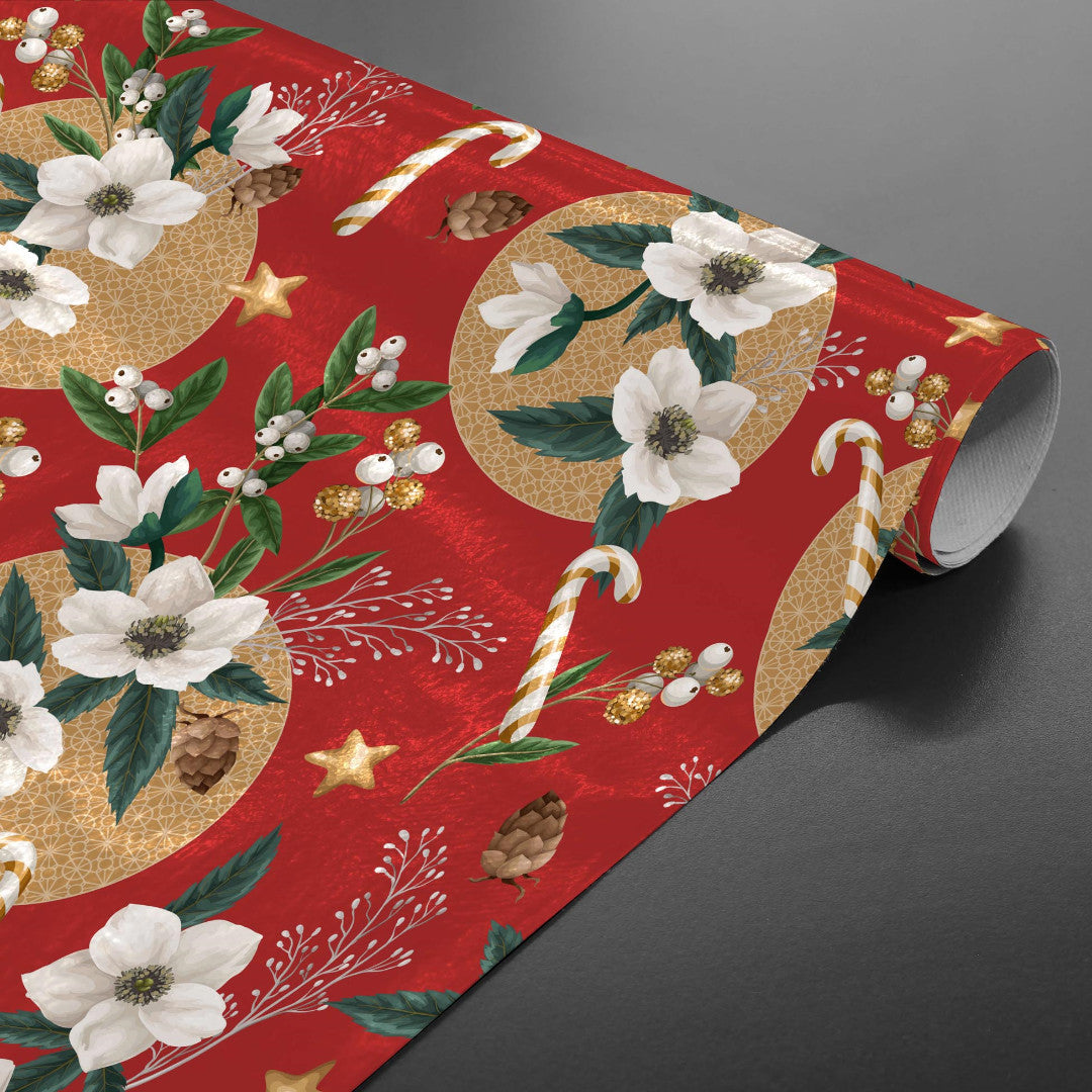 Rullet rød julevoksduk med hvite juleroser i gullmønster