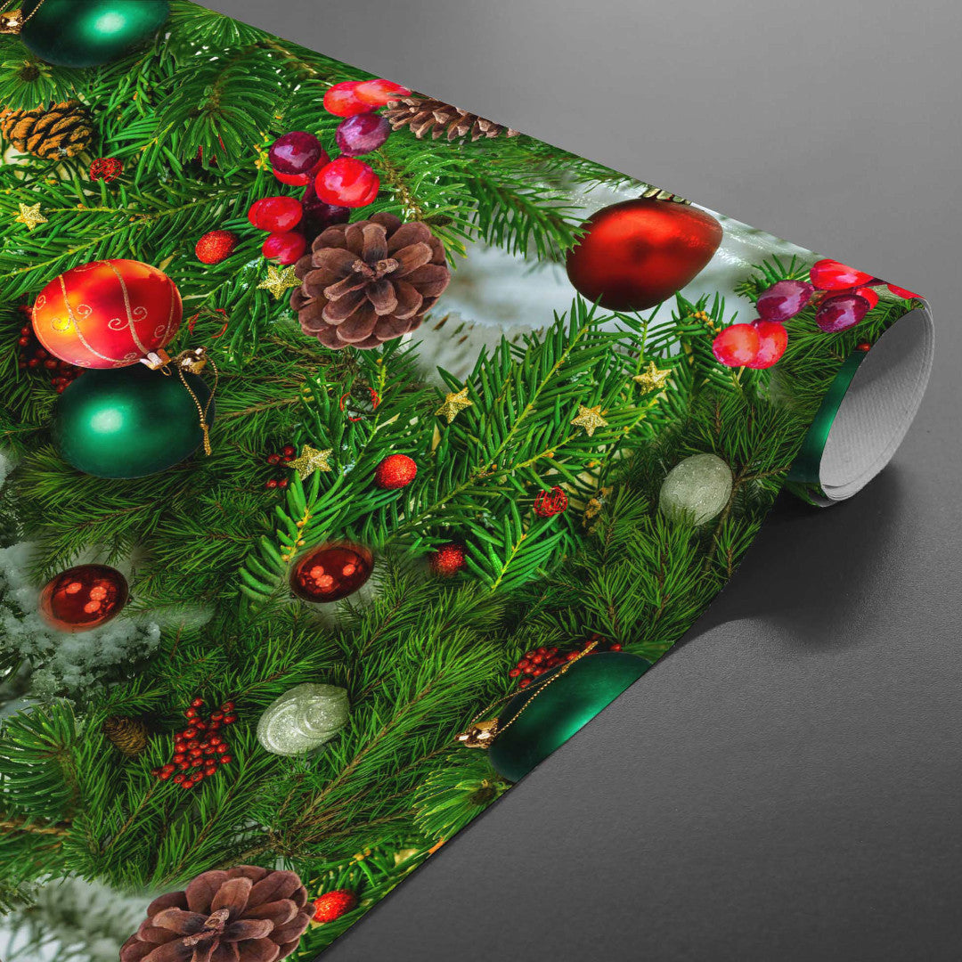 Jul i lange baner – Flott julevoksduk med fargerik julepynt