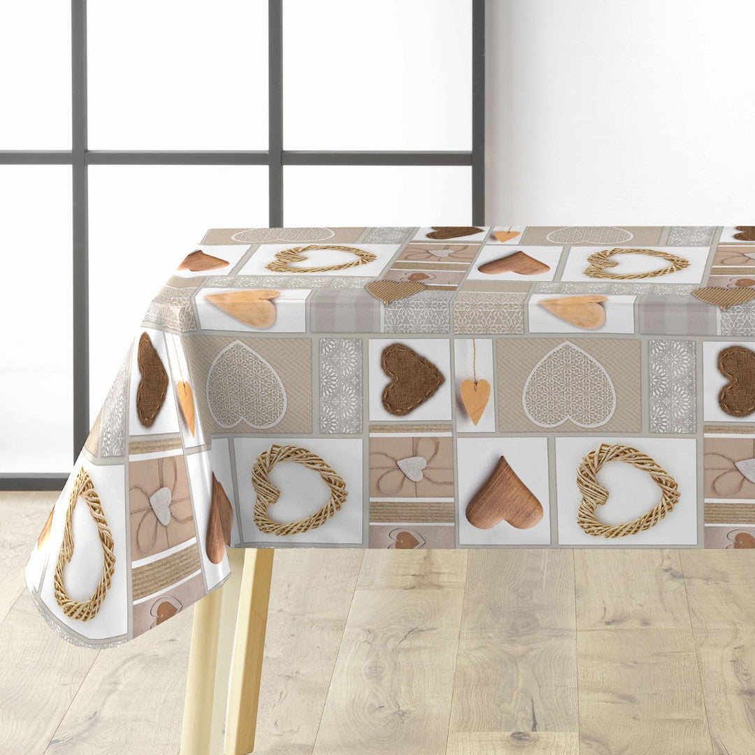 Julevoksduk med hjerter og mønstre i naturfarger på bordet