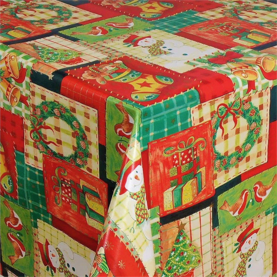 Julevoksduk med patchwork av julepynt i farger, hjørnebilde