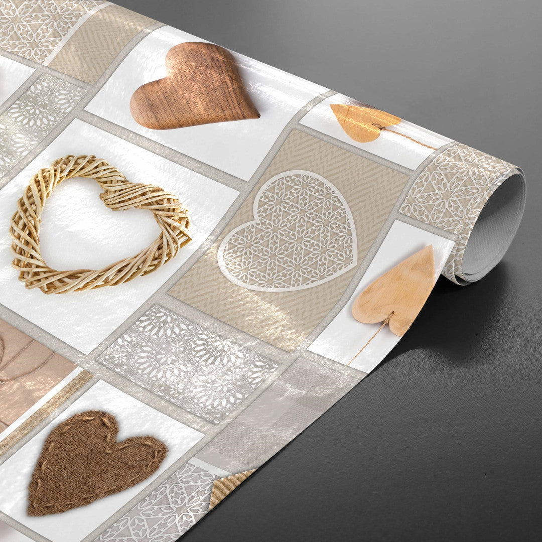 Rullet julevoksduk med naturfargede hjerter og mønstre