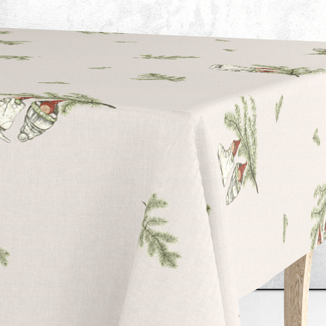 Hjørne av Klarborg Nisserik Julehygge juleduk som viser de fine nissefigurene