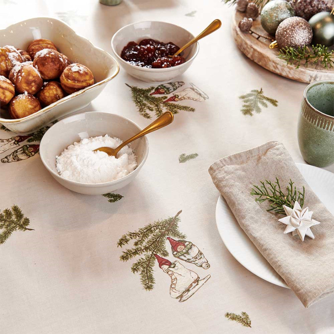 Nærbilde av borddekking med Klarborg Nisserik Julehygge juleduk