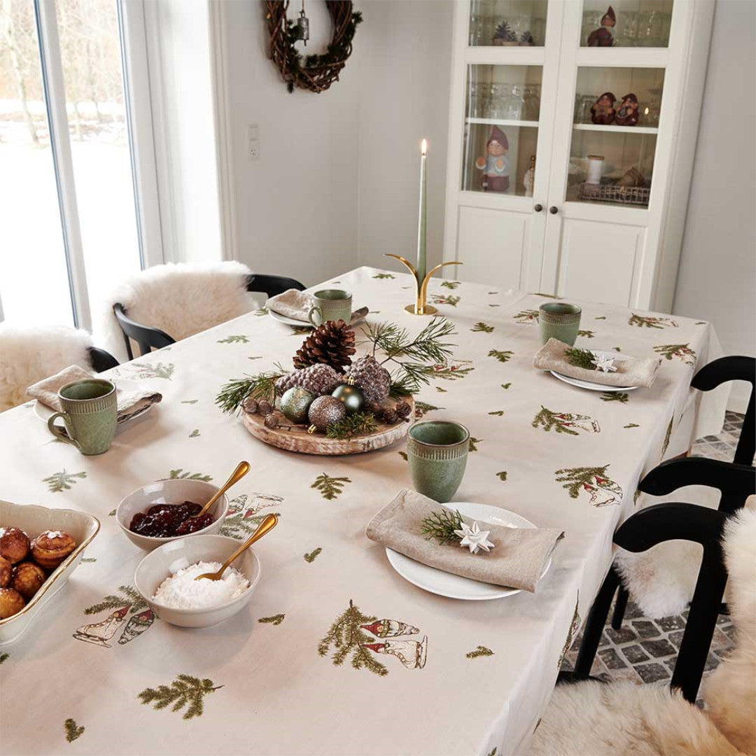 Et dekket julebord med Klarborg Nisserik Julehygge juleduk. Slitesterk tekstilduk