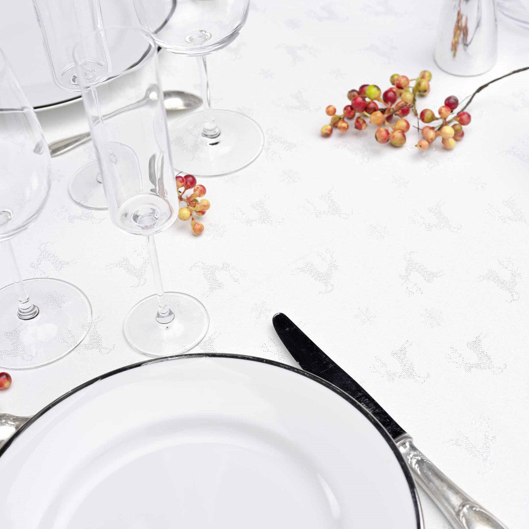 Les Rennes Metallic Hvit 140 x 250 cm, rektangulær juleduk, dekket bord