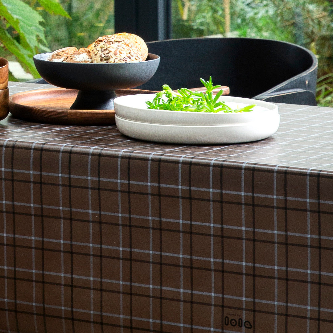 Check Pecan – Lola voksduk med klassisk rutet design