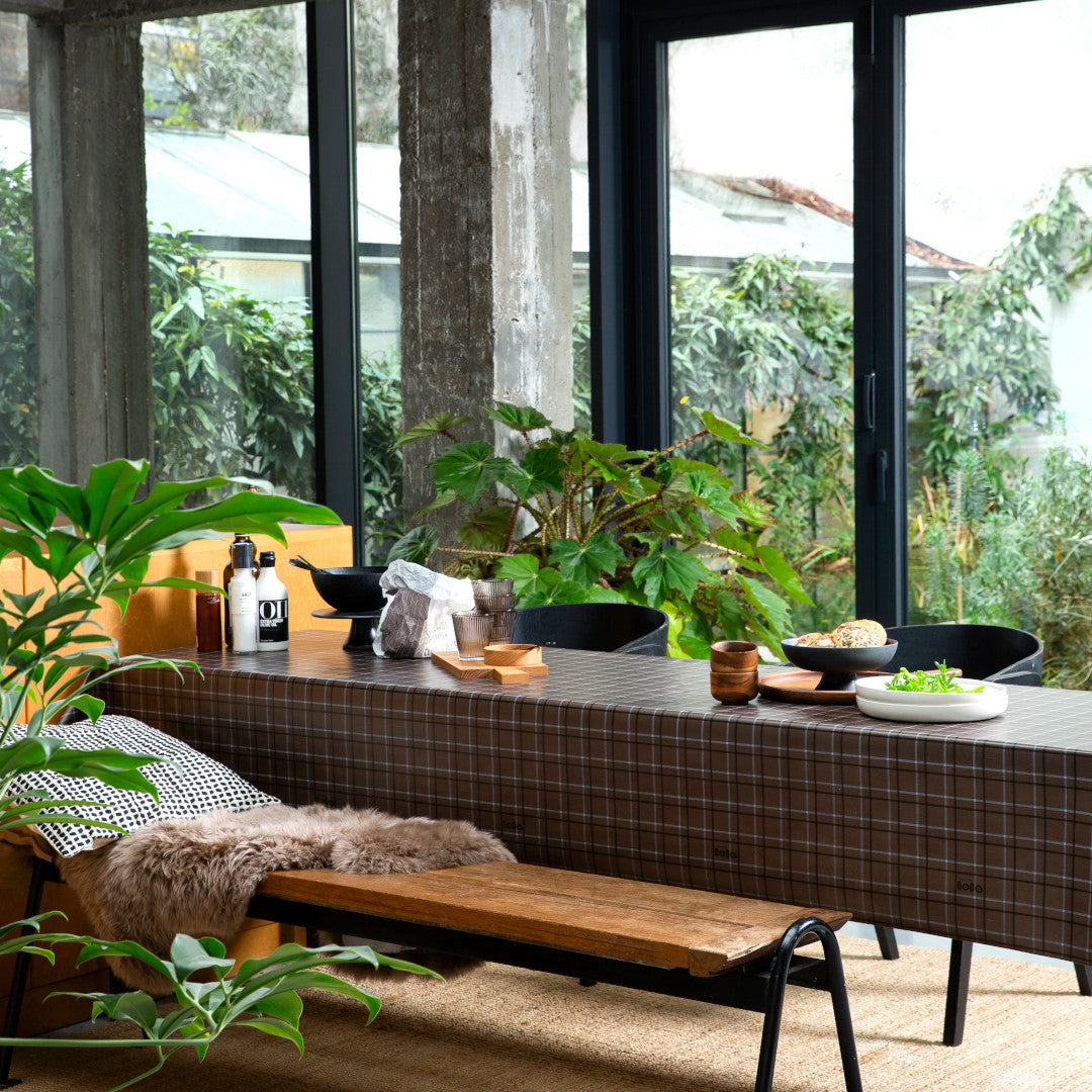 Check Pecan – Lola voksduk med klassisk rutet design, miljø