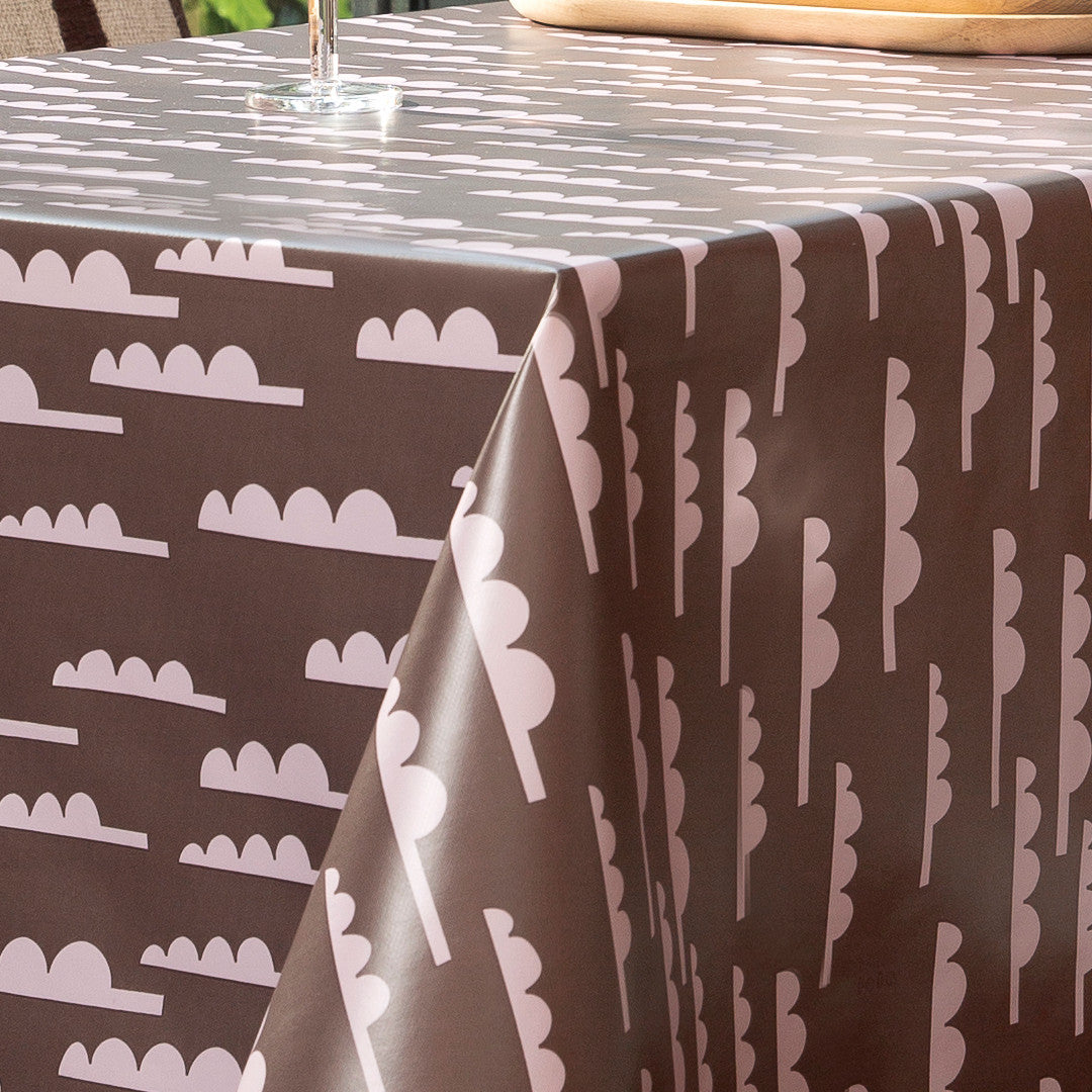 Forest Jump Eggplant – Lola voksduk med abstrakte trær, hjørne