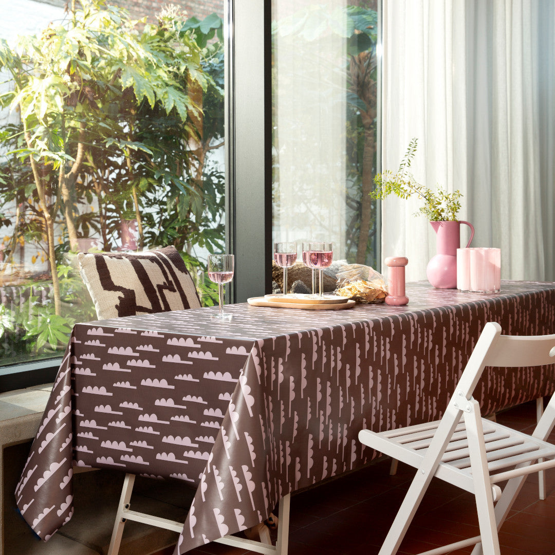 Forest Jump Eggplant – Lola voksduk med abstrakte trær, miljø