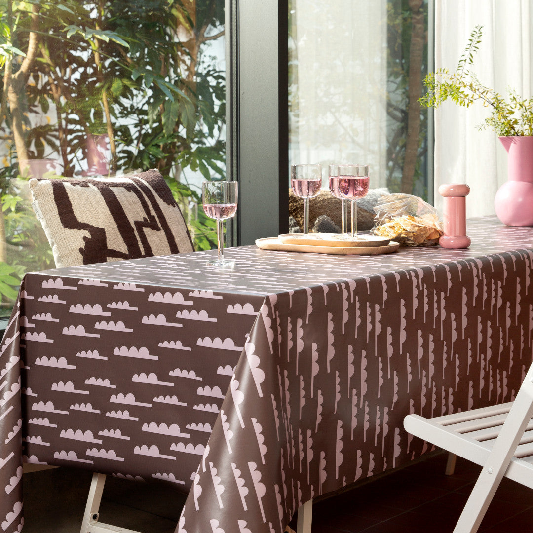 Forest Jump Eggplant – Lola voksduk med abstrakte trær