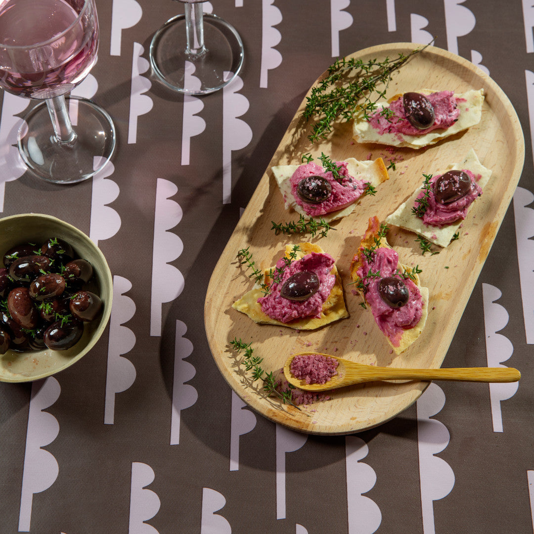 Forest Jump Eggplant – Lola voksduk med abstrakte trær, nærbilde