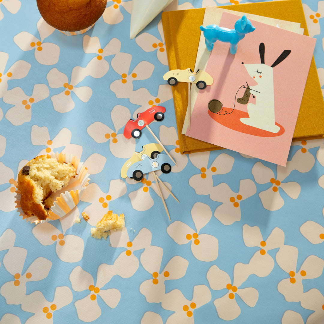 Poppy Baby Blue – voksduk med frisk og leken design fra Lola