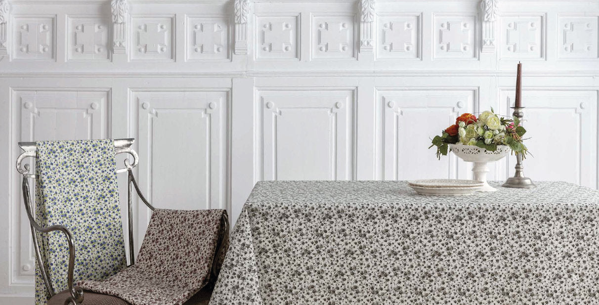 Matisse akrylduk med små røde blomster, 140 cm bred