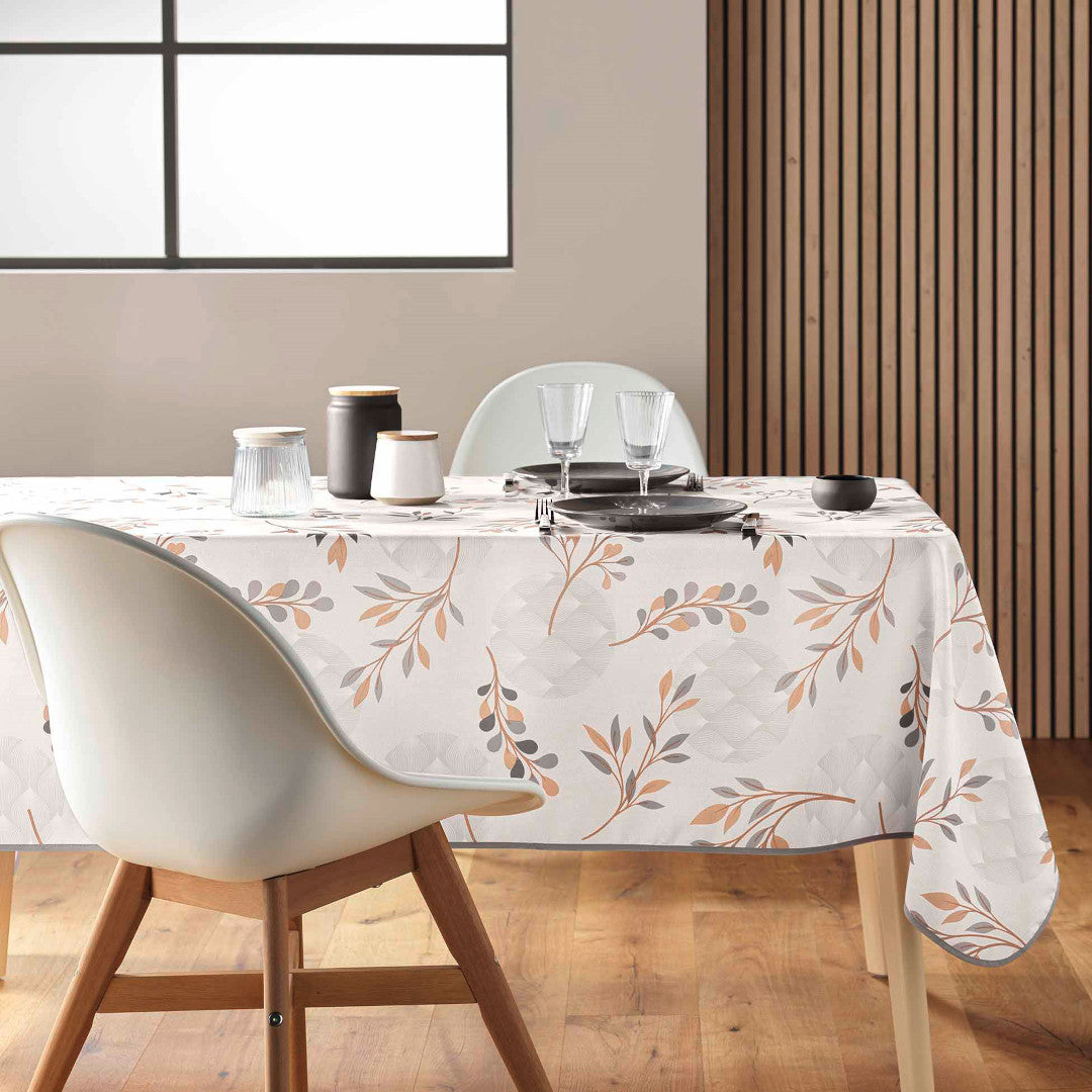 Manola Natural duk på spisebord med moderne tilbehør og servise