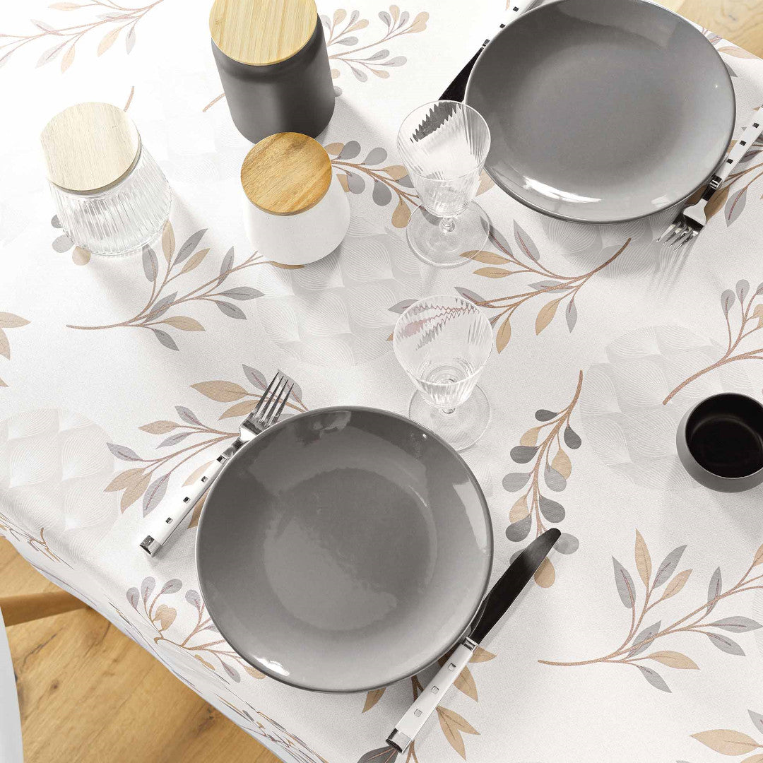 Detaljbilde av Manola Natural duk med borddekking, inkludert tallerkener og glass