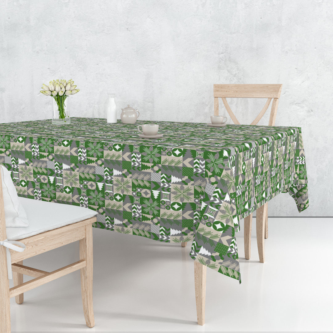 Merry Present Green julevoksduk på bord med moderne skogtema i grønne og beige nyanser