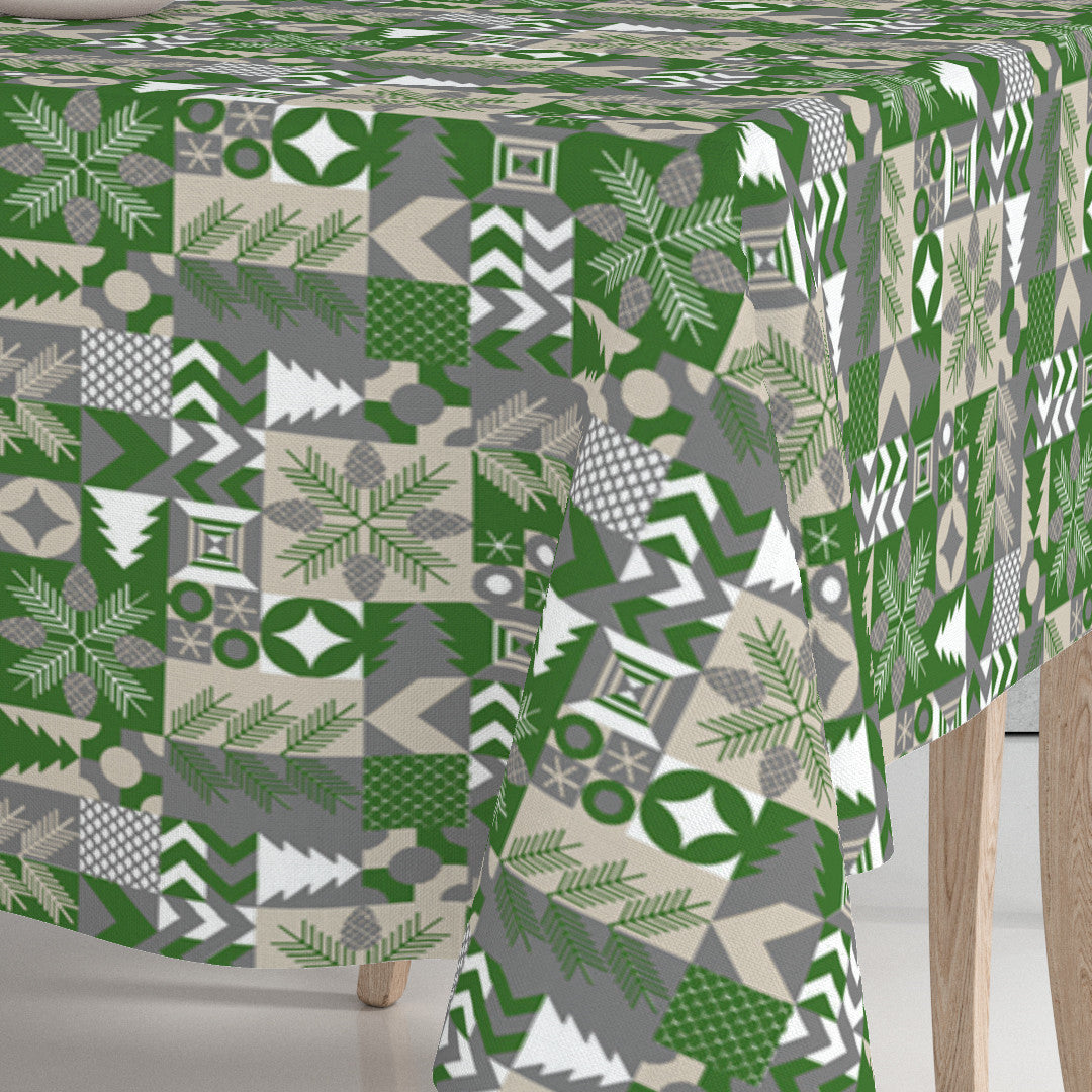 Nærbilde av hjørnet på Merry Present Green julevoksduk med grafisk skogtema