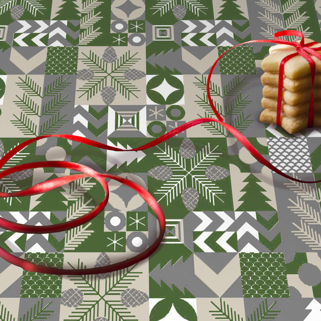 Nærbilde av Merry Present Green julevoksduk med granbar og geometriske former