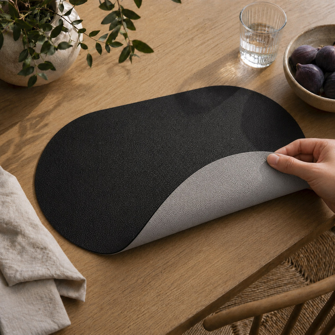 Moon oval spisebrikke i kunstskinn – Svart/Lysegrå – 30 x 45 cm