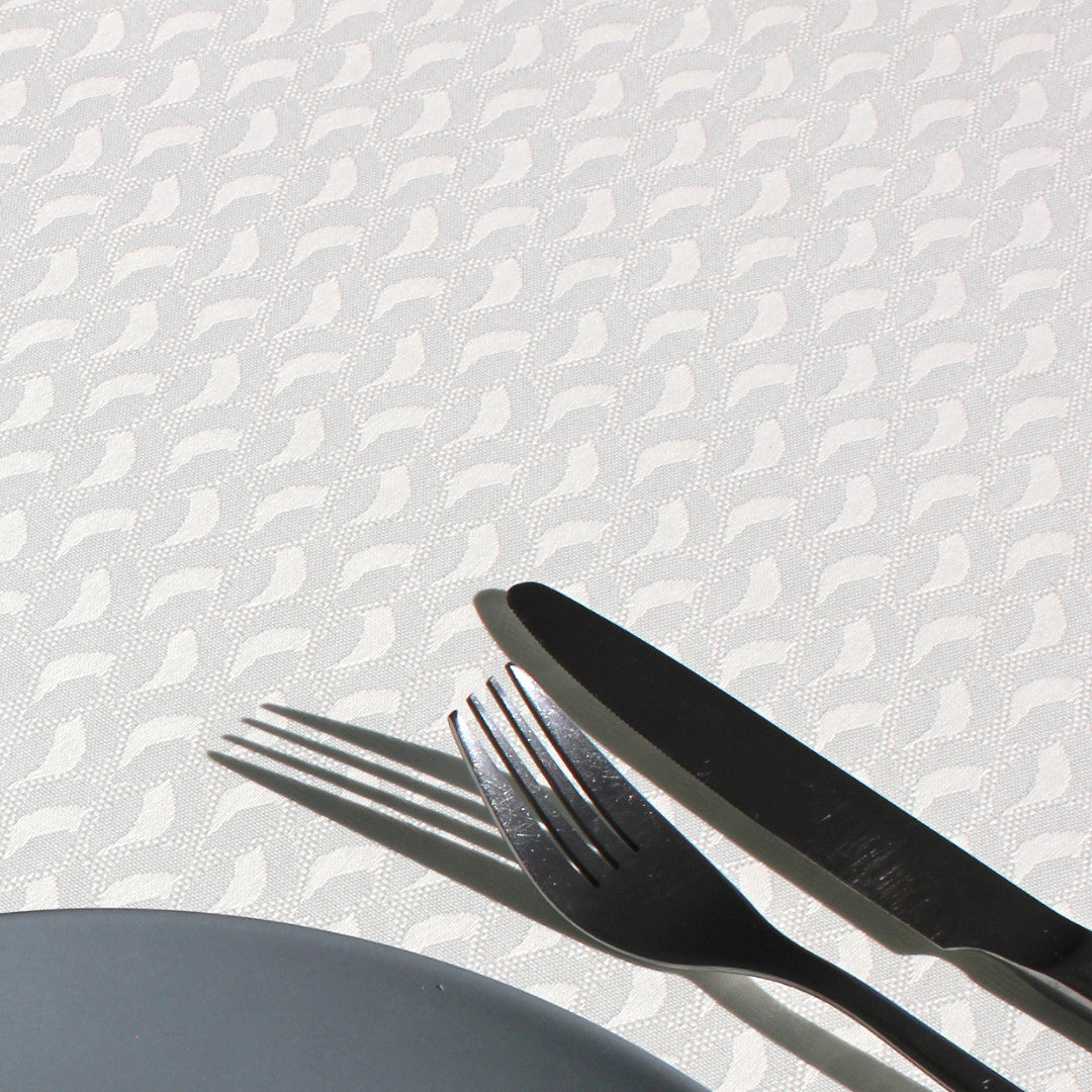 Munch White akrylduk med uendelige ruter og bølger i mønsteret, 160 cm