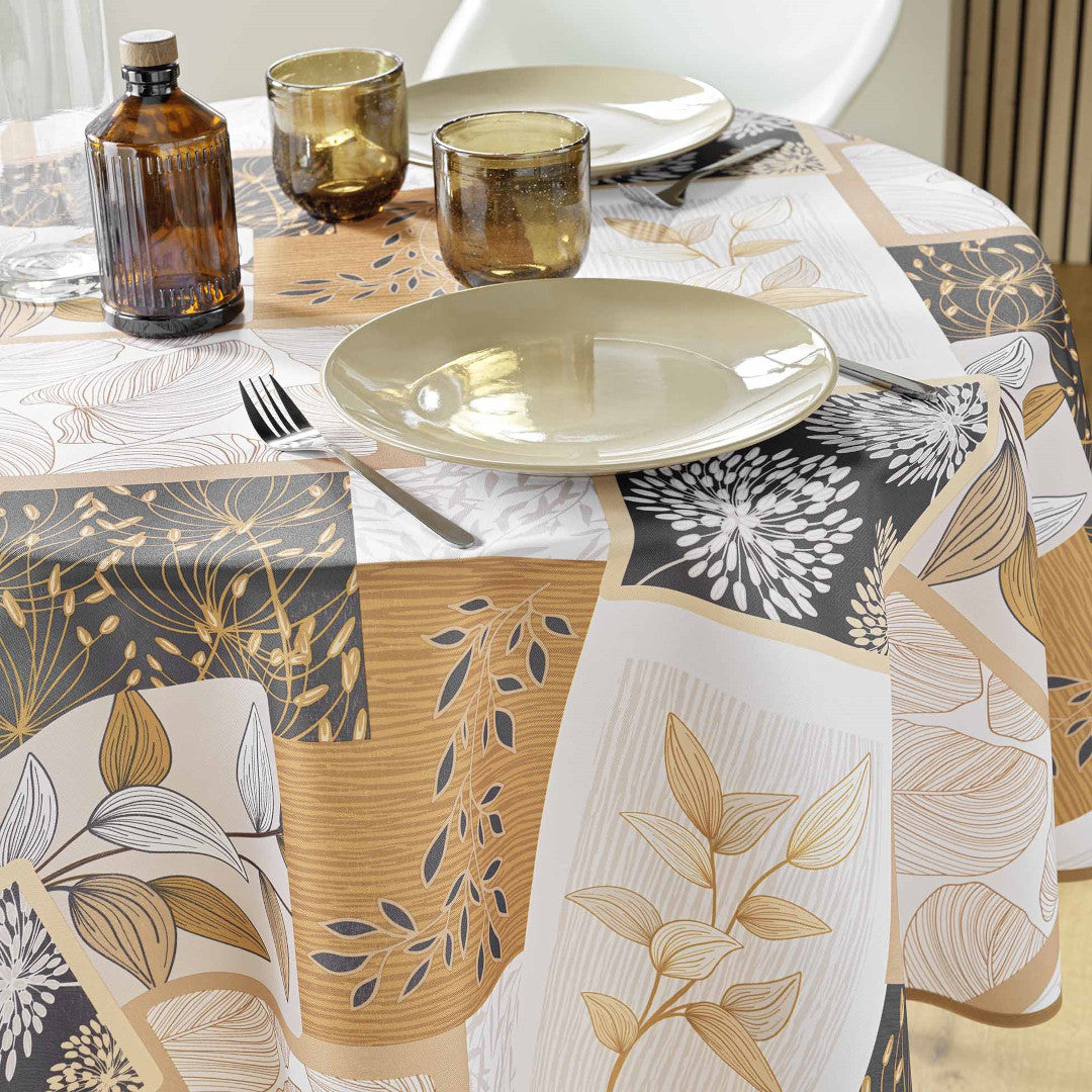 Duk med tallerkener og glass, klar for middag