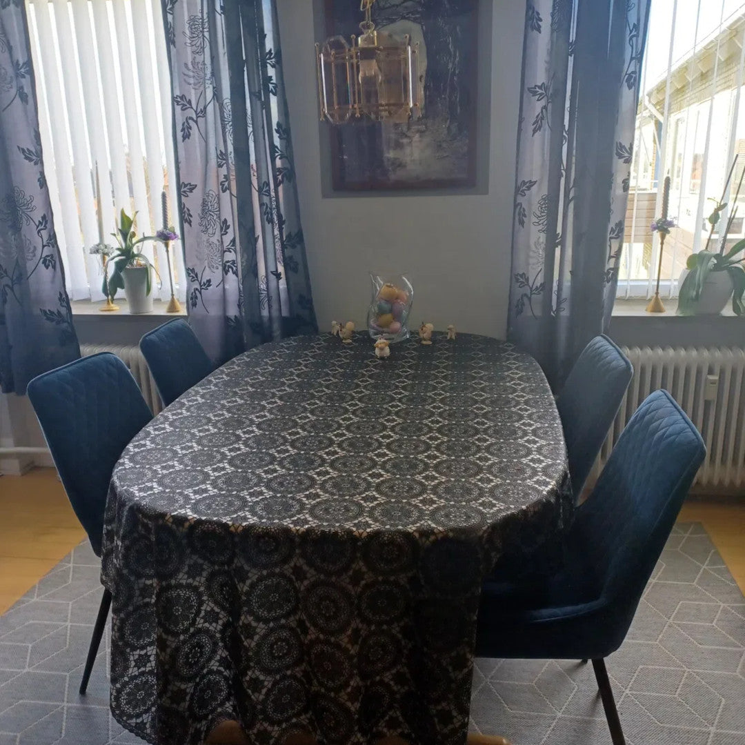 Noir Chantilly – Svart blondevoksduk med grafisk rosettmønster