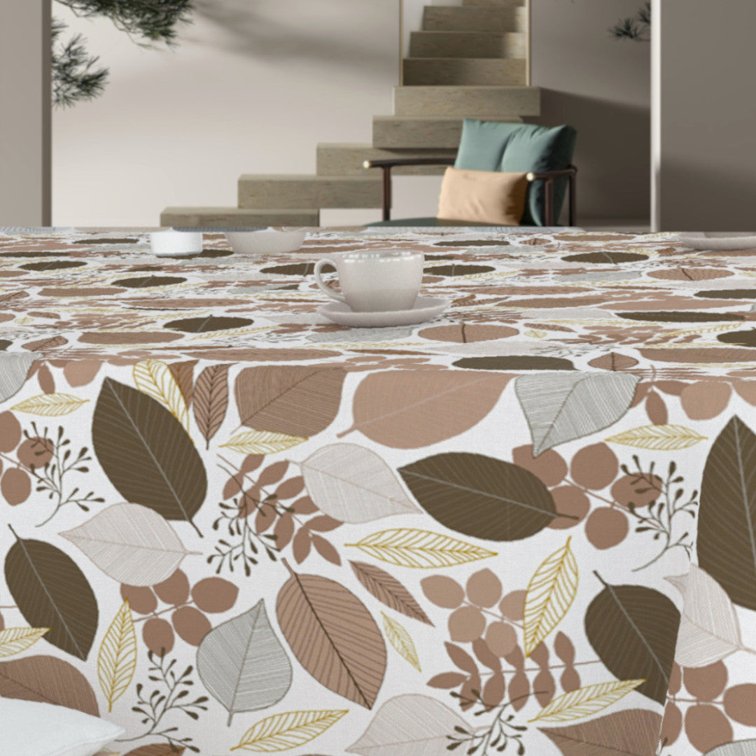 Nordisk Skog – voksduk med bladmotiv i beige og gyldne nyanser, bord